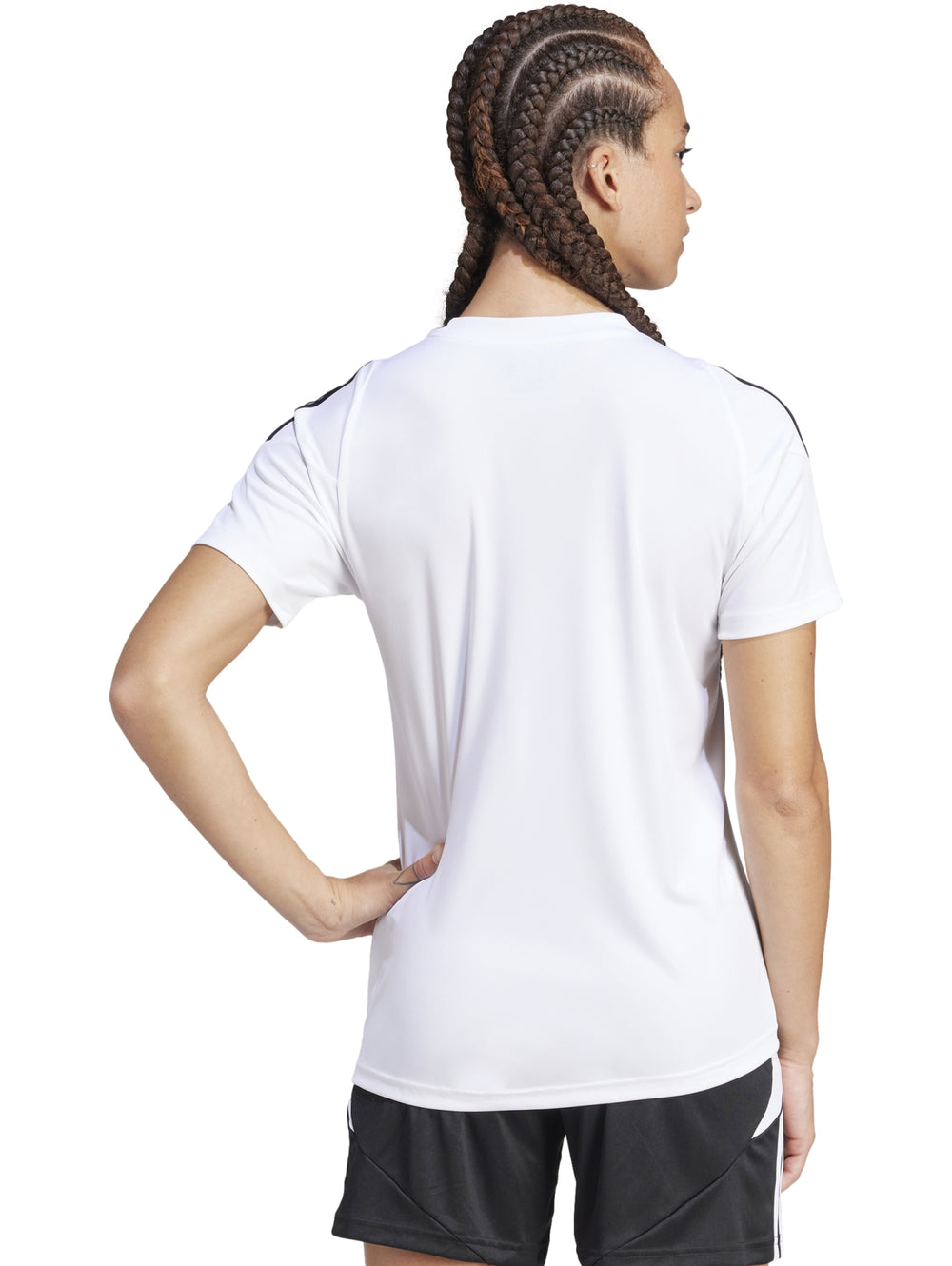 Jersey deportivo Adidas Tiro 24 en color blanco con detalles y rayas negras, usado por una mujer.