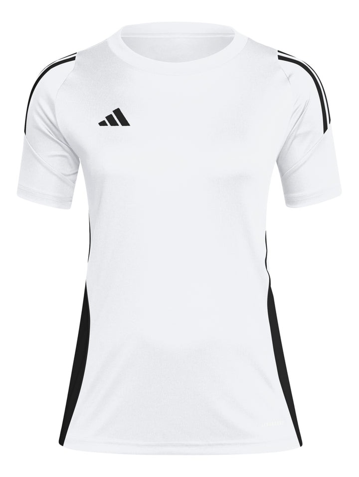 Jersey deportivo Adidas Tiro 24 en color blanco con detalles y rayas negras, usado por una mujer.