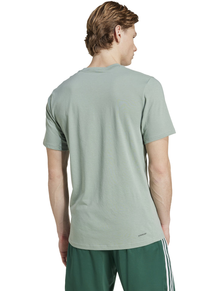 Hombre vistiendo playera deportiva Adidas color verde claro y pantalones deportivos verde oscuro.