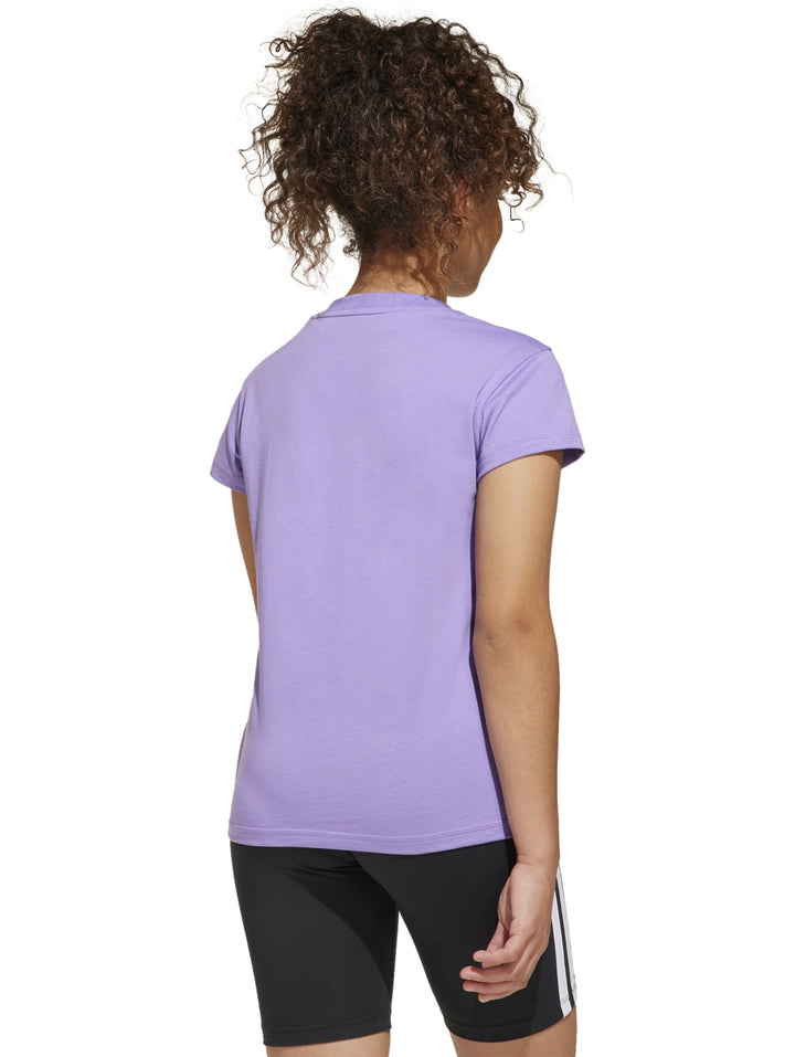 Niña vistiendo una camiseta deportiva Adidas de color morado con logo blanco y shorts negros.