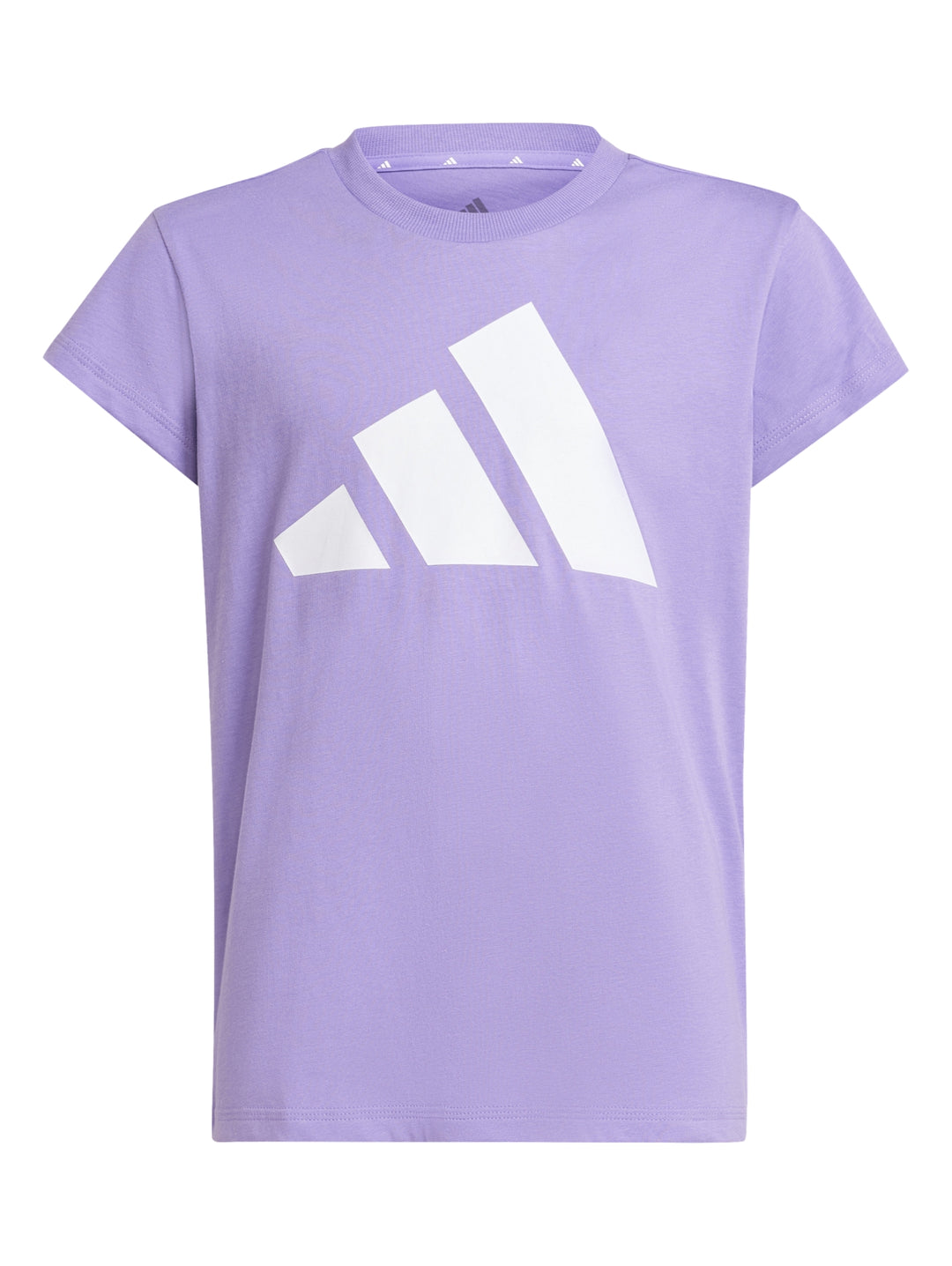 Niña vistiendo una camiseta deportiva Adidas de color morado con logo blanco y shorts negros.