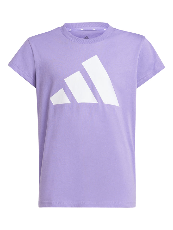Niña vistiendo una camiseta deportiva Adidas de color morado con logo blanco y shorts negros.