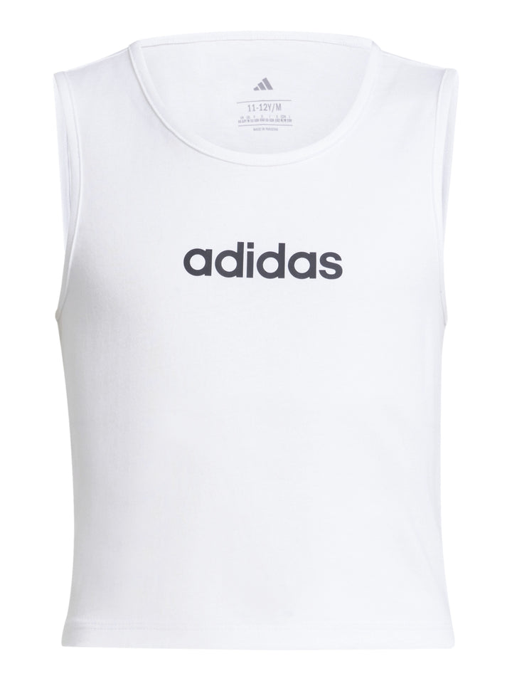 Conjunto deportivo Adidas para niña compuesto por un top blanco y shorts negros con rayas blancas laterales.