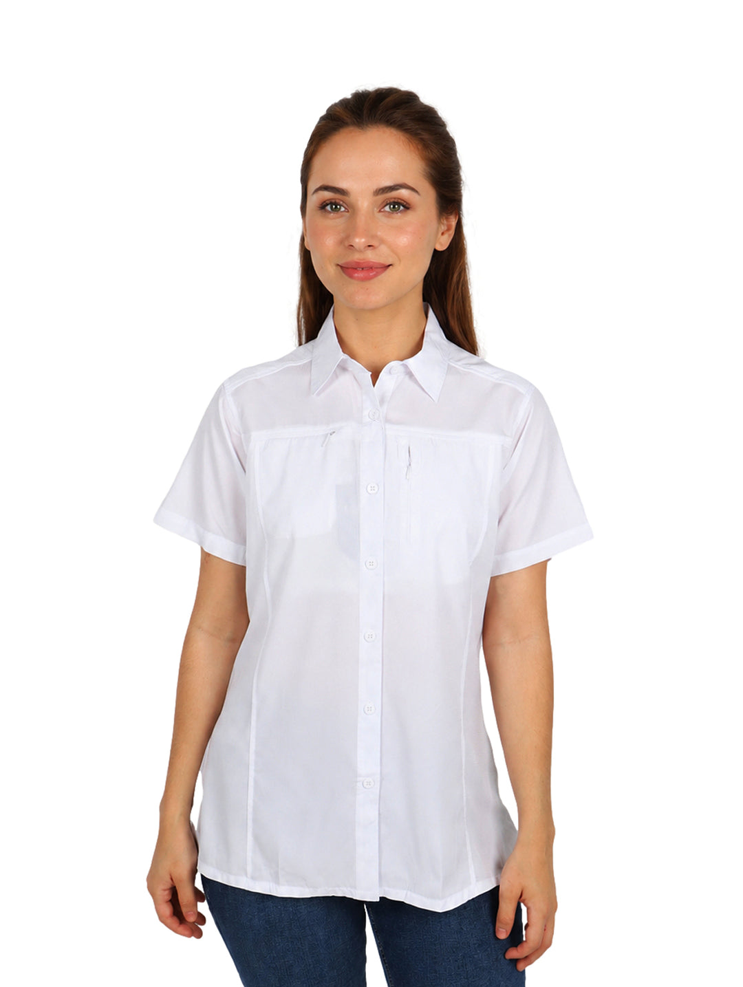 Mujer vistiendo una camisa outdoor de color blanco con manga corta y cuello, dise�o casual deportivo.