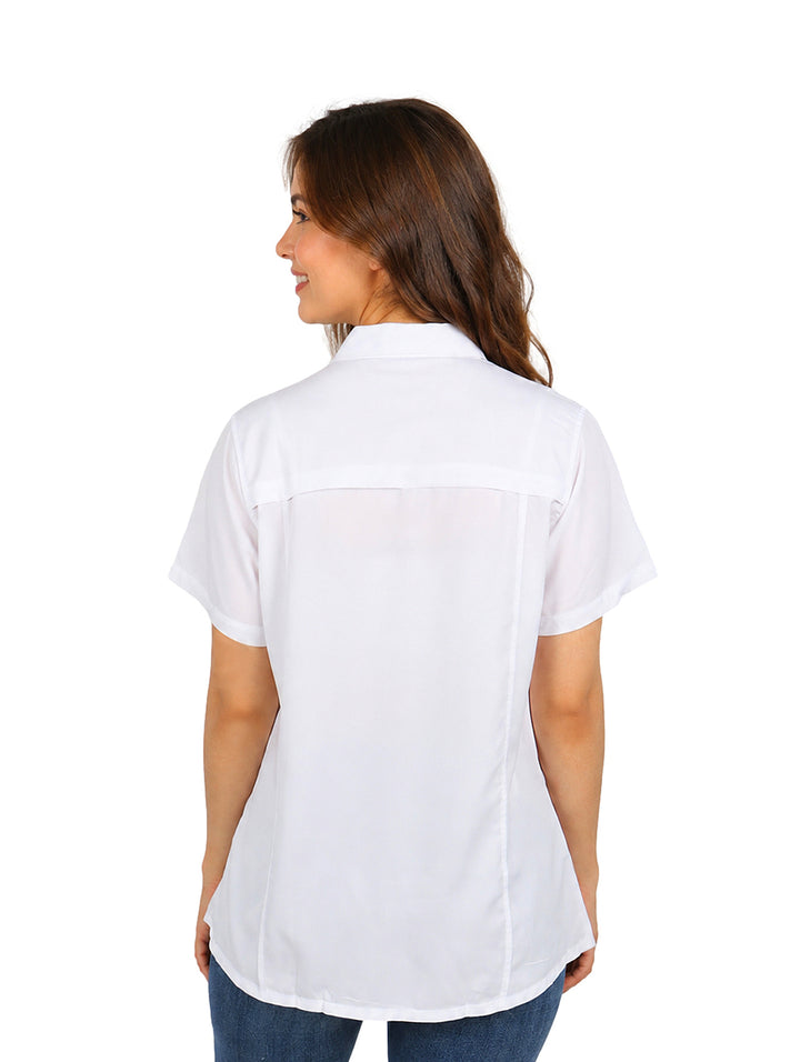 Mujer vistiendo una camisa outdoor de color blanco con manga corta y cuello, dise�o casual deportivo.