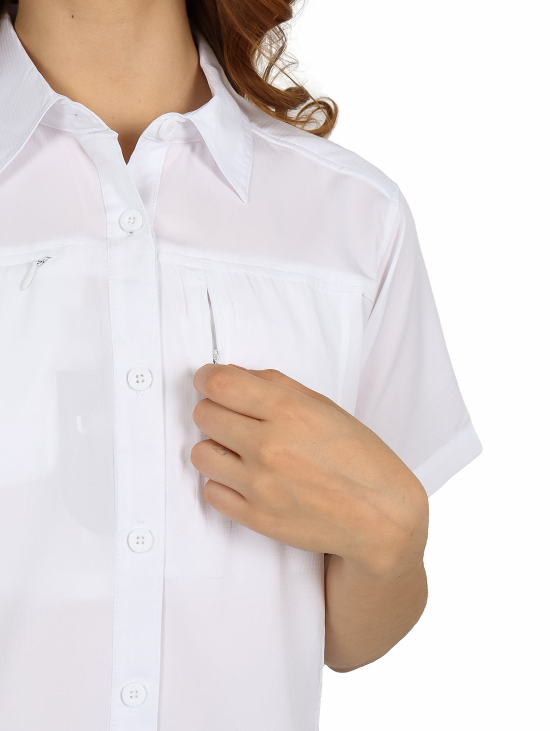 Mujer vistiendo una camisa outdoor de color blanco con manga corta y cuello, dise�o casual deportivo.