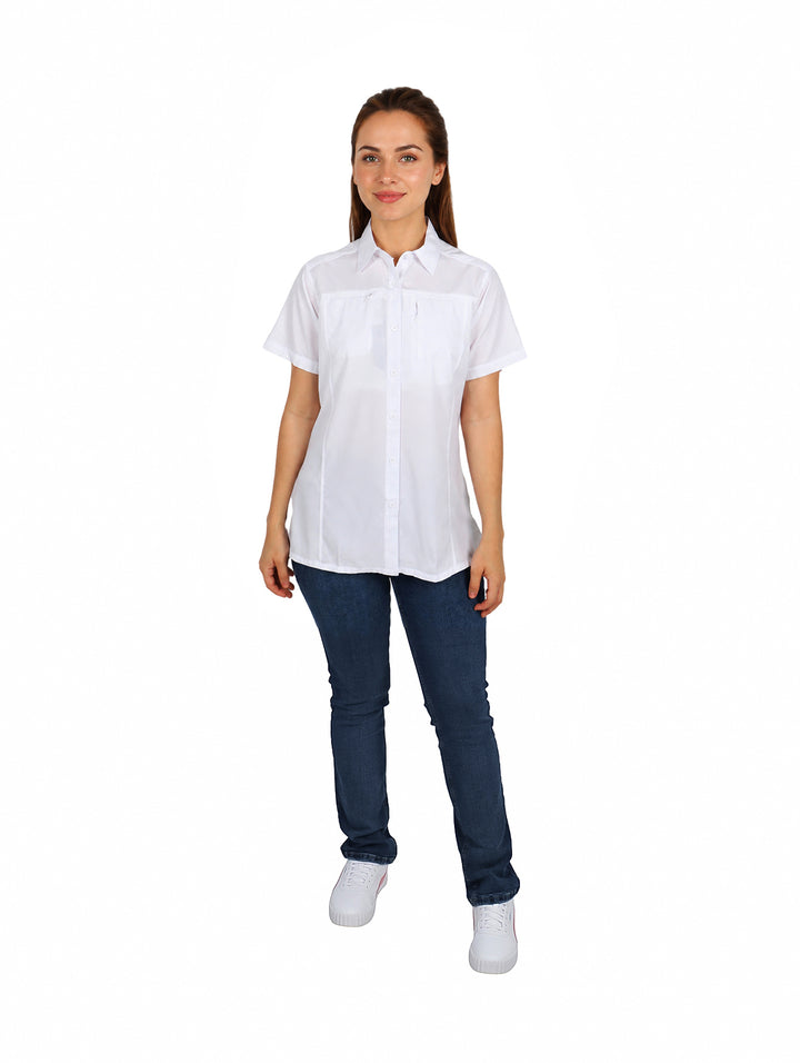 Mujer vistiendo una camisa outdoor de color blanco con manga corta y cuello, dise�o casual deportivo.