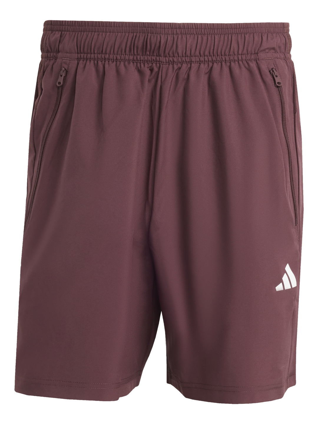 Hombre vistiendo shorts deportivos Adidas color borgoña con calcetines y tenis blancos.