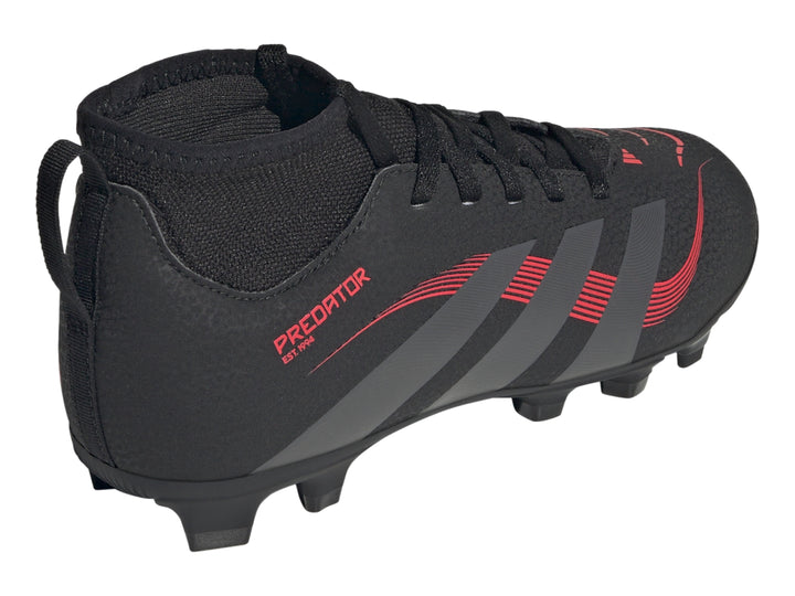 Zapato de fútbol Adidas Predator color negro con franjas grises y detalles en rojo, diseño con cuello tipo calcetín.