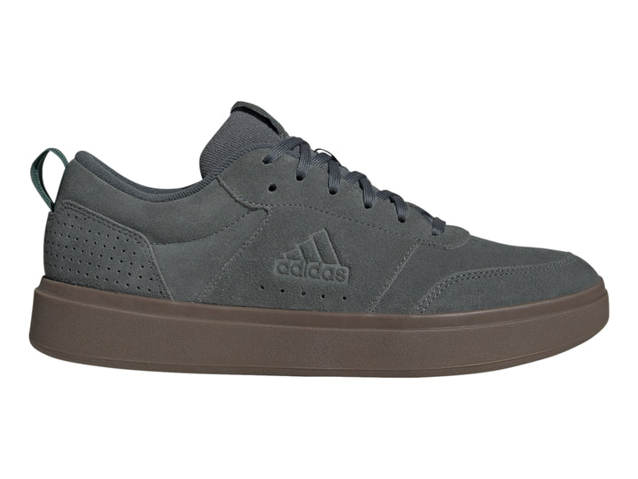 Tenis Adidas color azul oscuro con suela de goma marrón, vista lateral.
