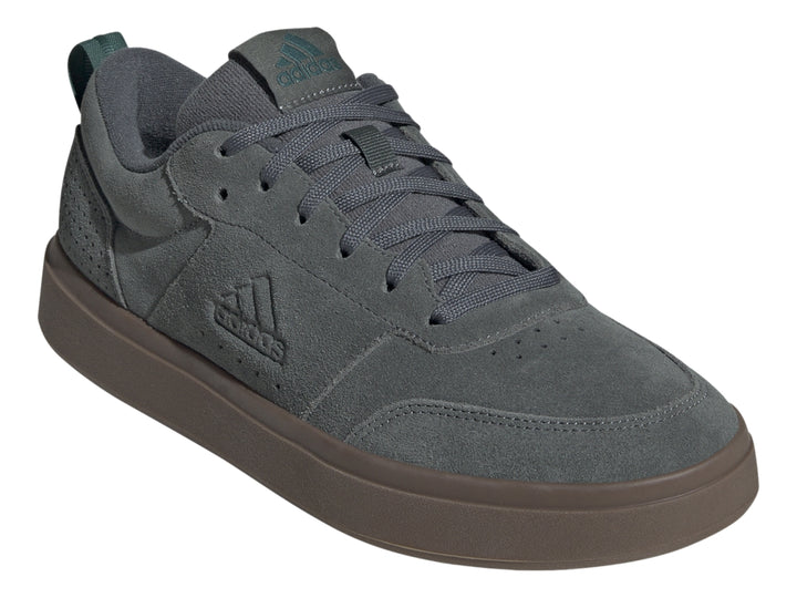 Tenis Adidas color azul oscuro con suela de goma marrón, vista lateral.