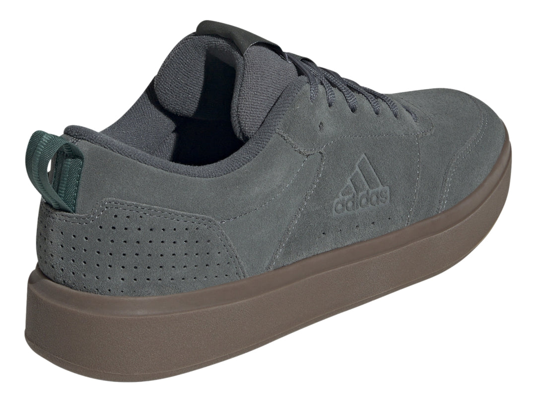 Tenis Adidas color azul oscuro con suela de goma marrón, vista lateral.