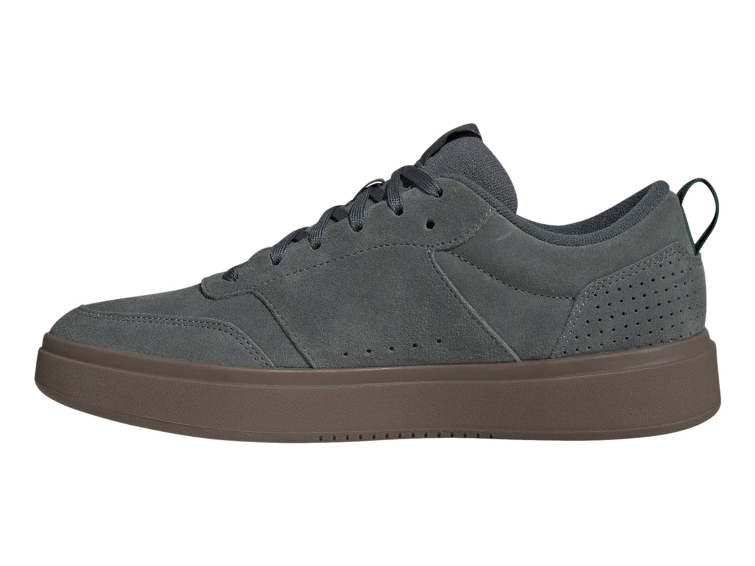 Tenis Adidas color azul oscuro con suela de goma marrón, vista lateral.
