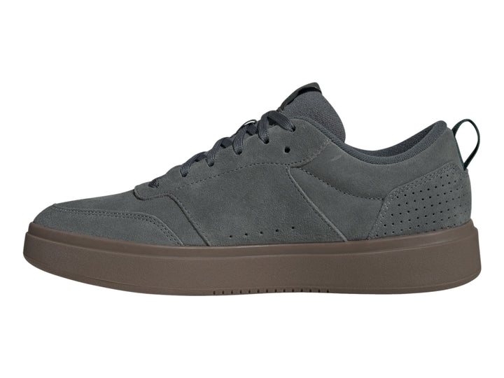 Tenis Adidas color azul oscuro con suela de goma marrón, vista lateral.