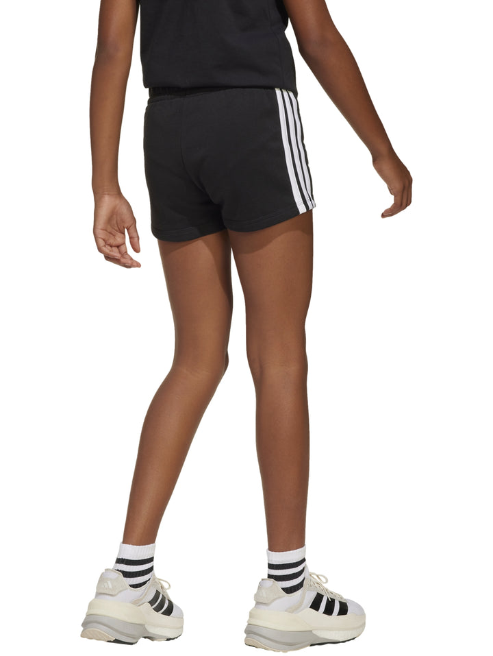 Shorts deportivos Adidas color negro con franjas blancas laterales y cordón de ajuste en la cintura.