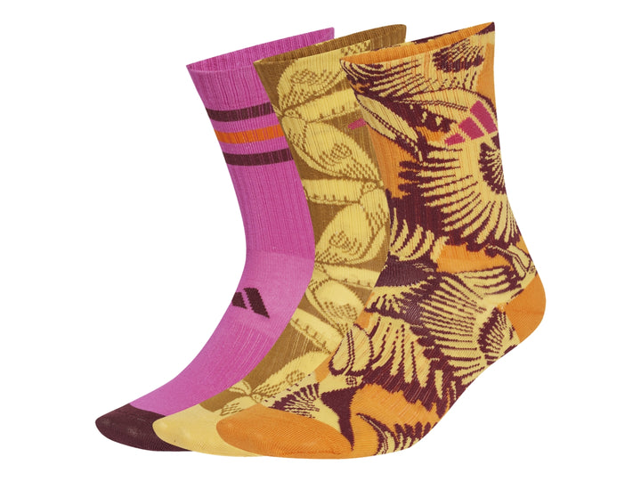 Set de tres pares de calcetines Adidas x Farm en colores fucsia, amarillo y naranja con estampados florales.