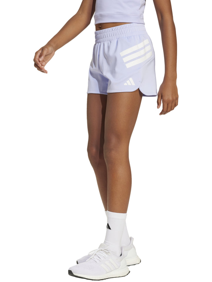 Shorts deportivos Adidas color violeta claro para mujer con franjas blancas laterales.