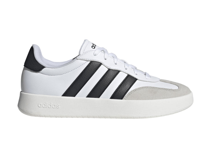 Tenis Adidas blancos con tres franjas negras laterales y punta gris.