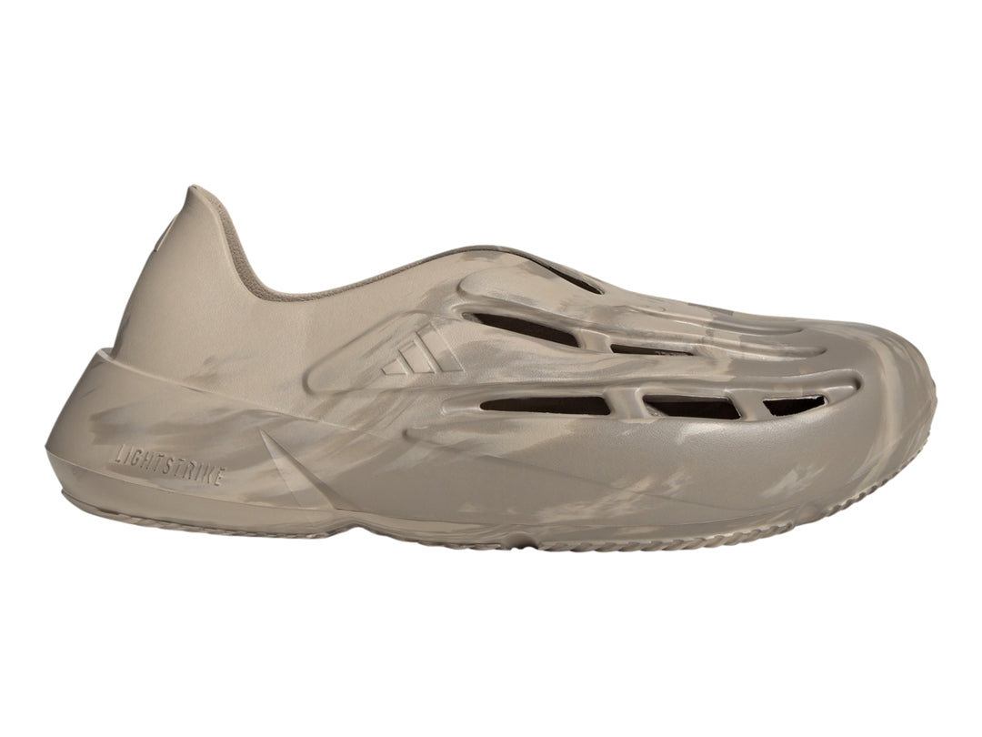 Zapato Adidas Lightblaze color marrón con diseño moderno de recortes laterales.