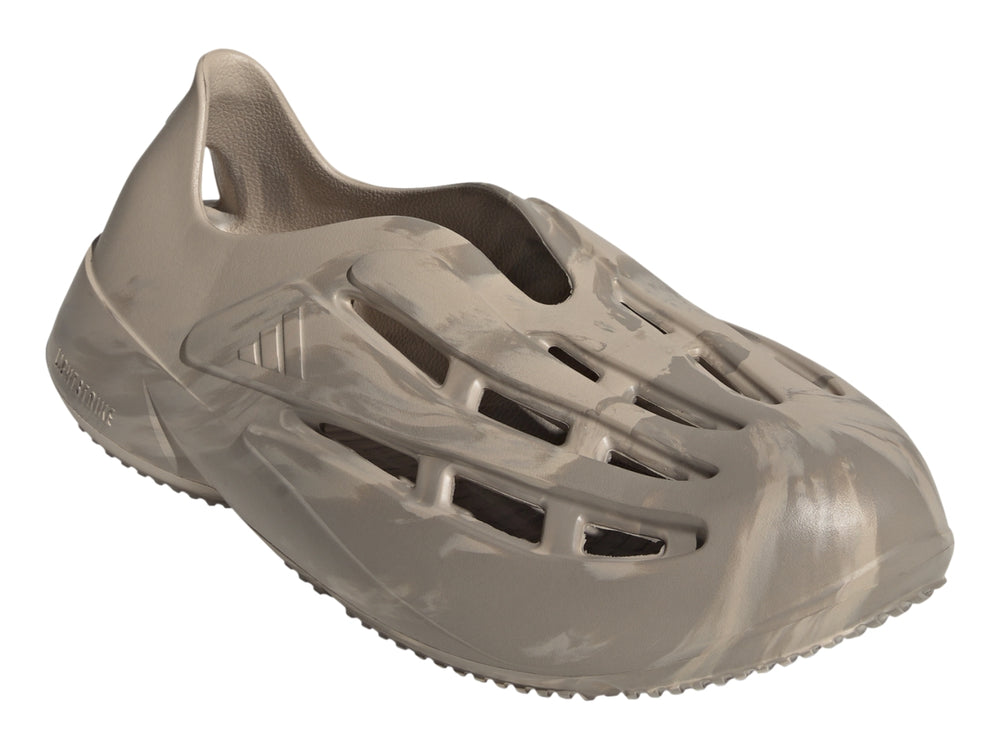 Zapato Adidas Lightblaze color marrón con diseño moderno de recortes laterales.
