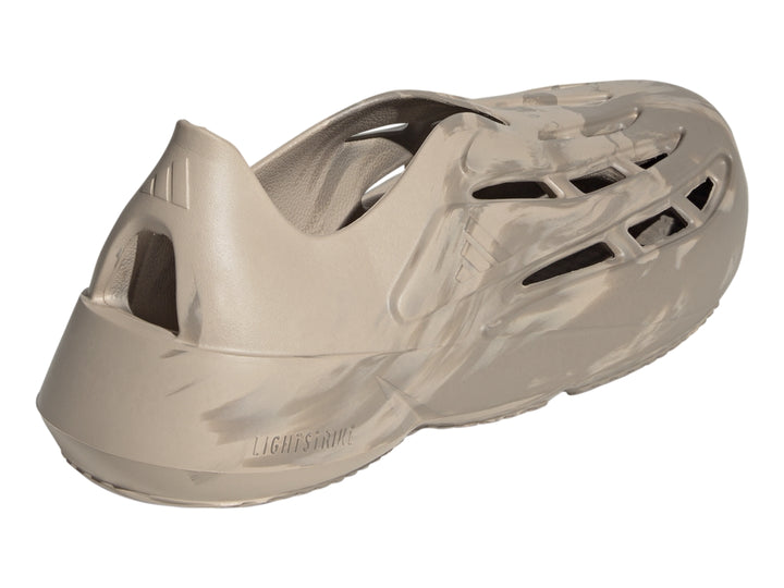 Zapato Adidas Lightblaze color marrón con diseño moderno de recortes laterales.