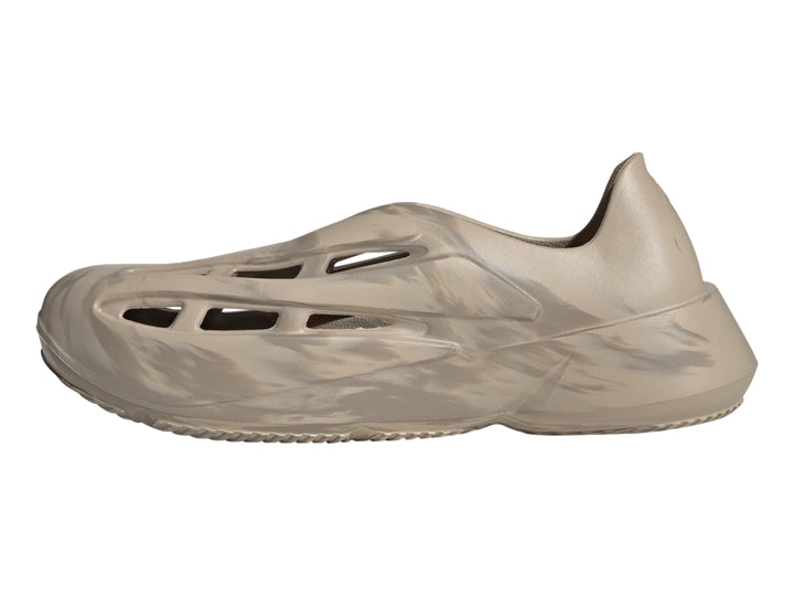 Zapato Adidas Lightblaze color marrón con diseño moderno de recortes laterales.