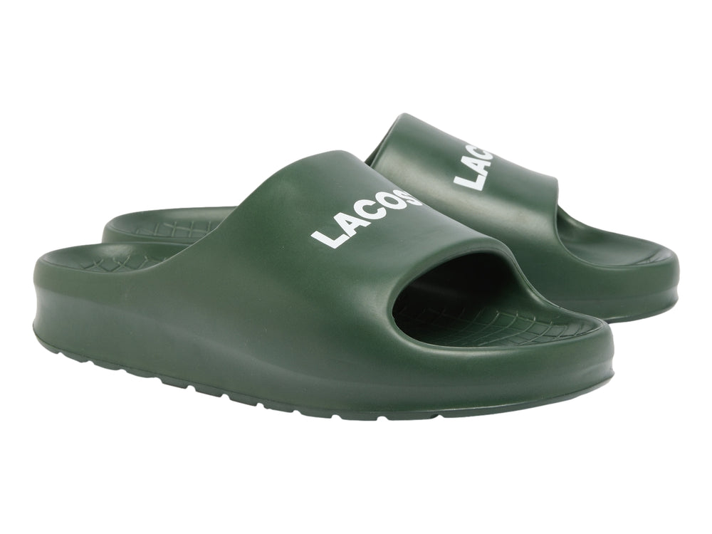 Sandalia Lacoste Serve Slide 2.0 en color verde oscuro para hombre.