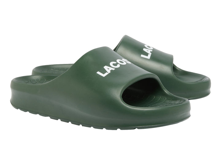 Sandalia Lacoste Serve Slide 2.0 en color verde oscuro para hombre.