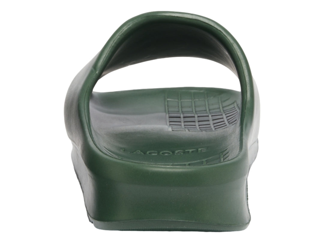 Sandalia Lacoste Serve Slide 2.0 en color verde oscuro para hombre.