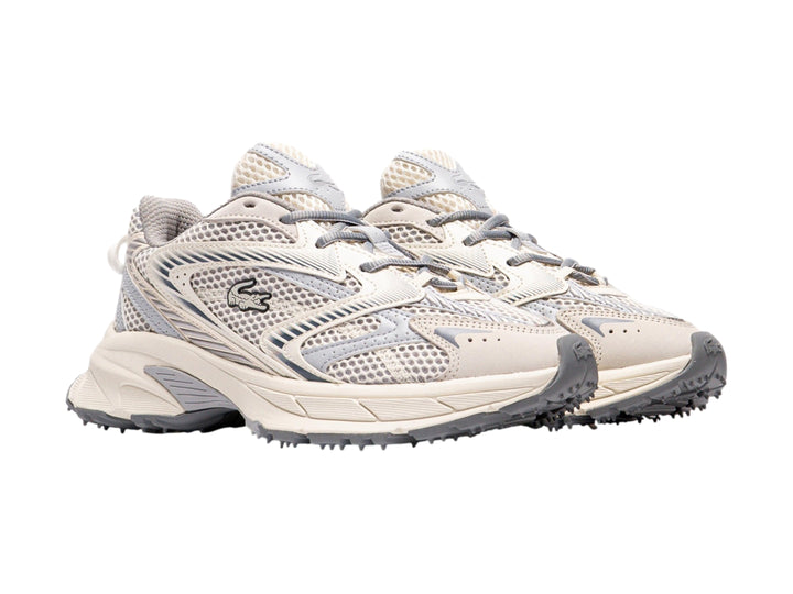 Tenis deportivos Lacoste en color blanco con detalles en gris, diseño de malla transpirable y suela robusta.