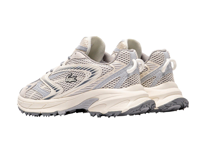 Tenis deportivos Lacoste en color blanco con detalles en gris, diseño de malla transpirable y suela robusta.