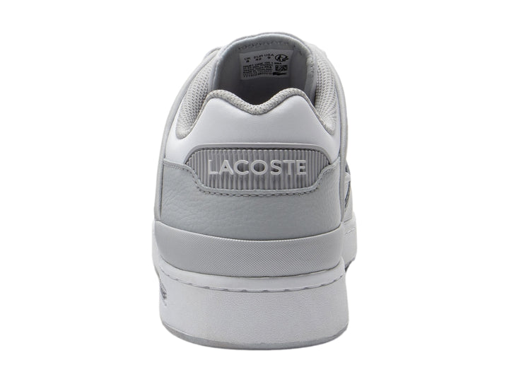 Tenis Lacoste Court Cage en color gris claro y blanco con logotipo de cocodrilo verde.
