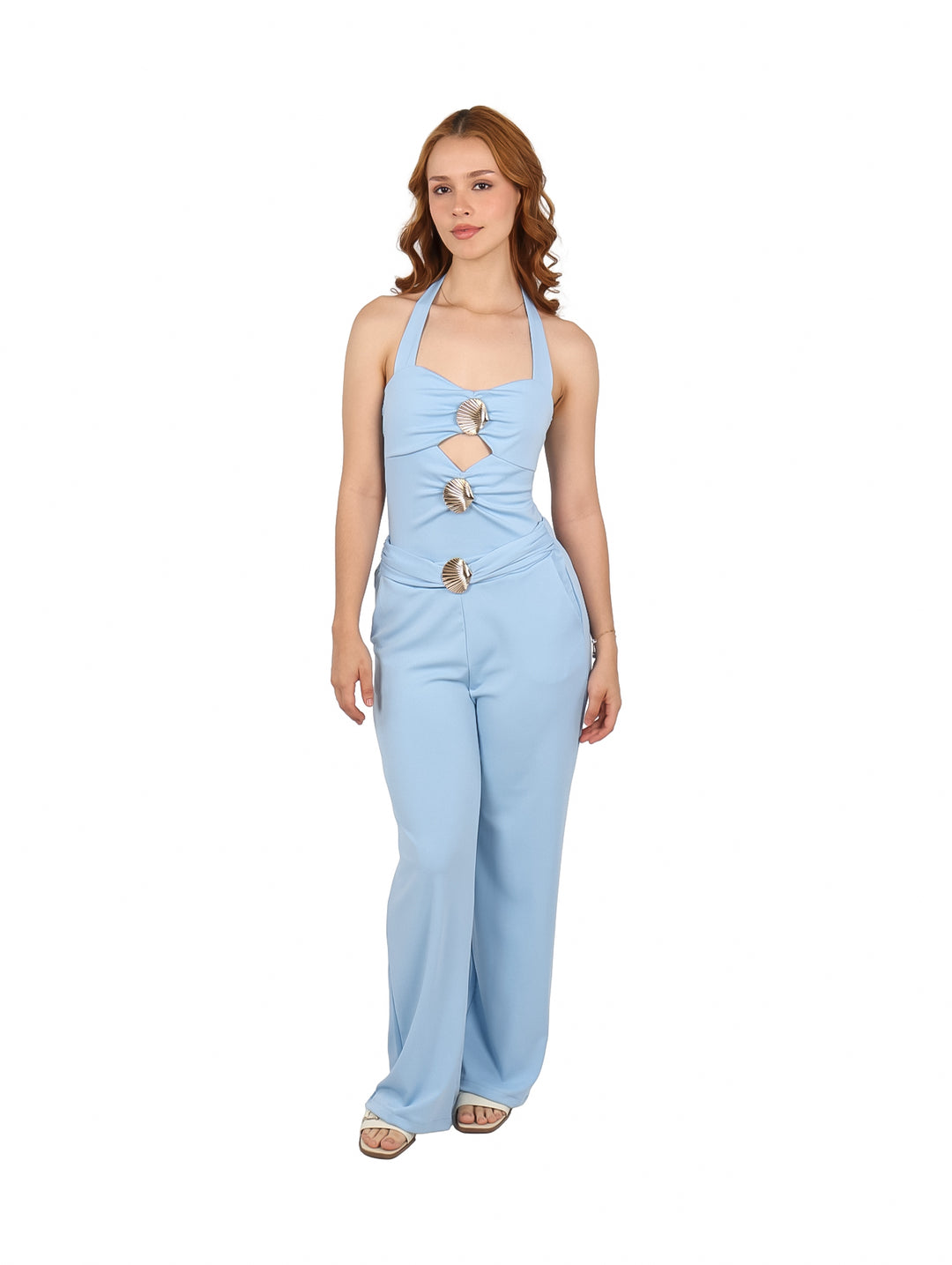 Mujer vistiendo un conjunto azul de dos piezas con top halter y pantalones anchos con detalles de conchas.