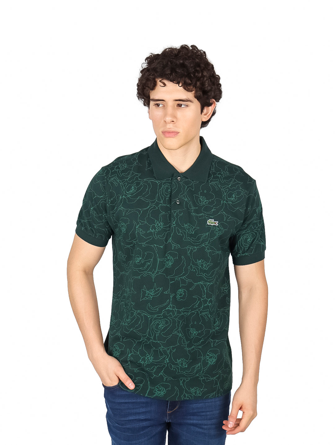Hombre vistiendo playera polo Lacoste color verde con estampado sutil y cuello.