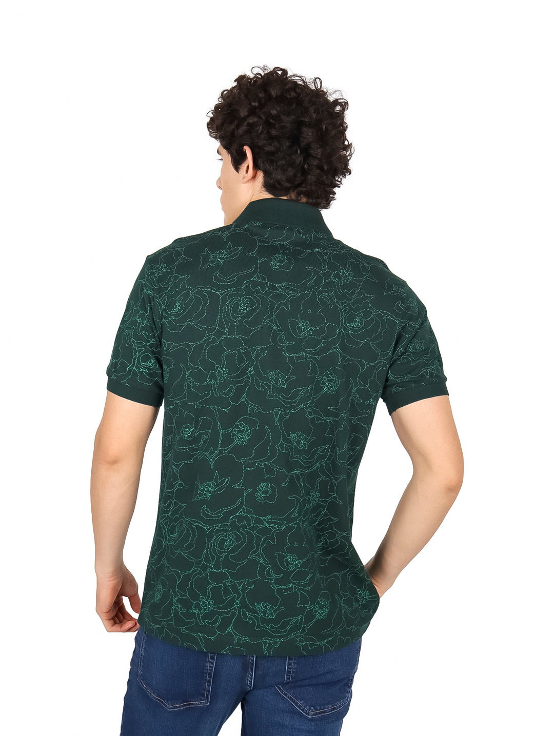 Hombre vistiendo playera polo Lacoste color verde con estampado sutil y cuello.