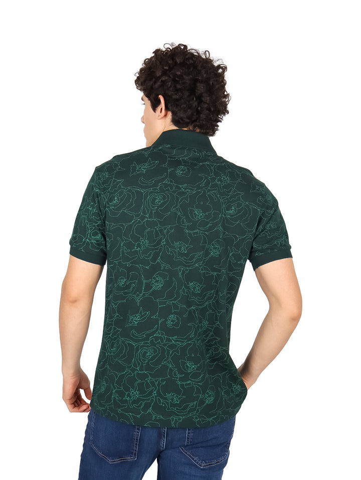 Hombre vistiendo playera polo Lacoste color verde con estampado sutil y cuello.