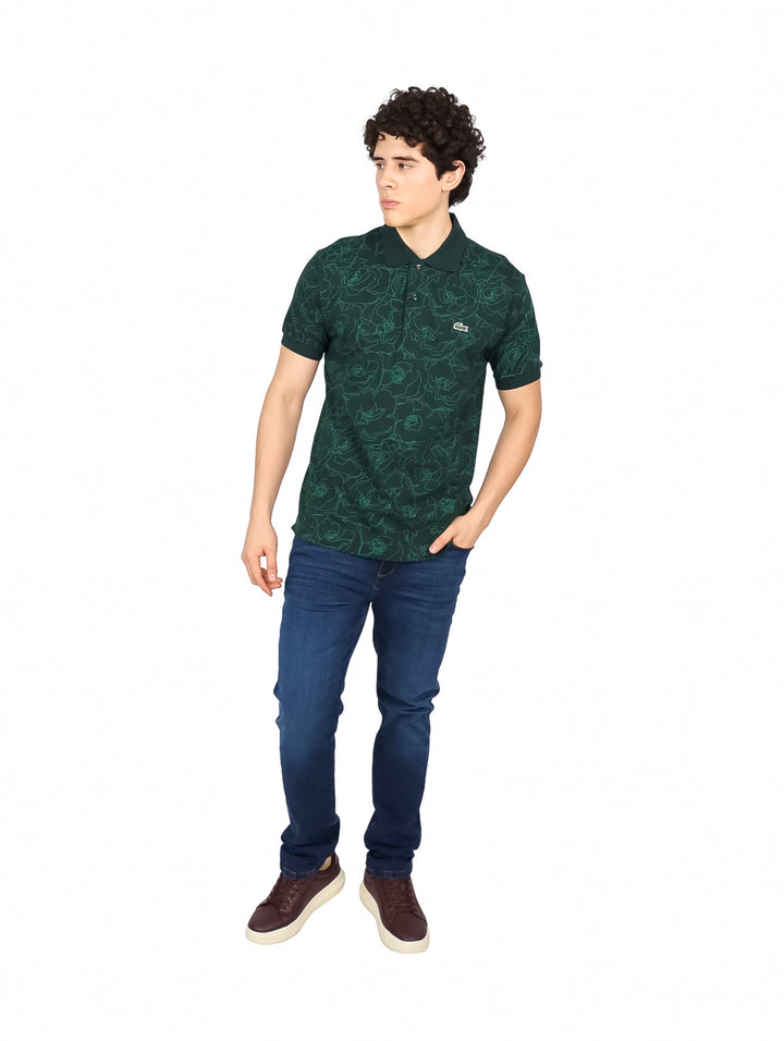 Hombre vistiendo playera polo Lacoste color verde con estampado sutil y cuello.