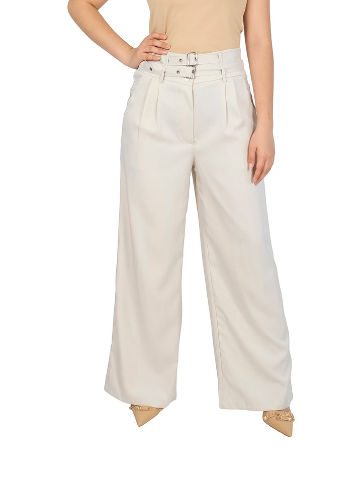 Pantalón color ivory de pierna ancha con cinturón y talle alto.