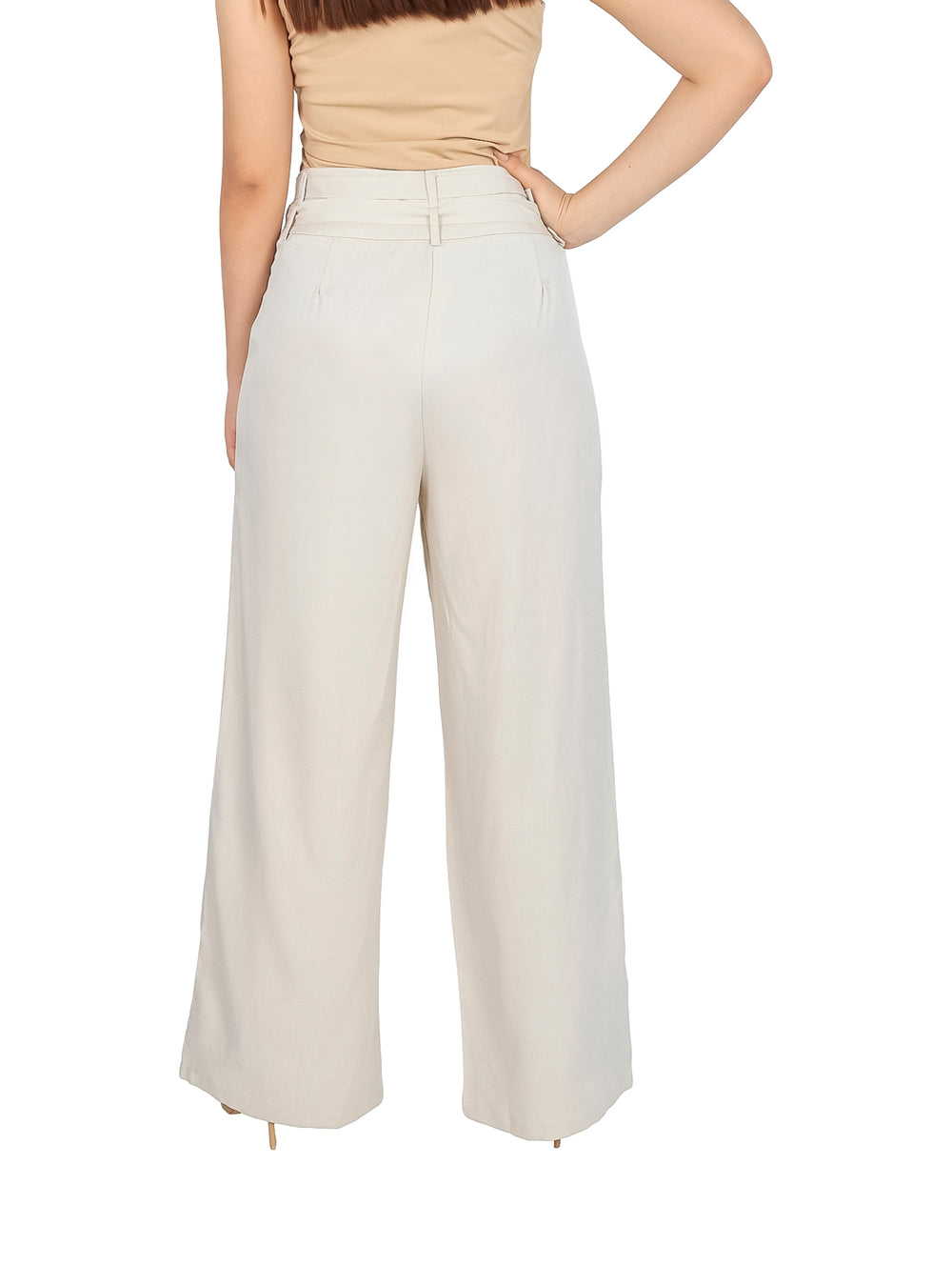 Pantalón color ivory de pierna ancha con cinturón y talle alto.