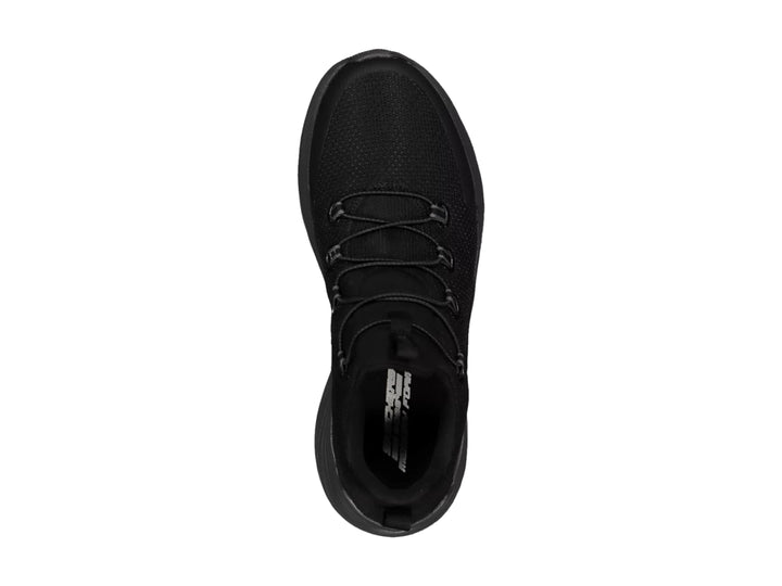 Tenis deportivo Skechers color negro con tejido transpirable y suela gruesa.