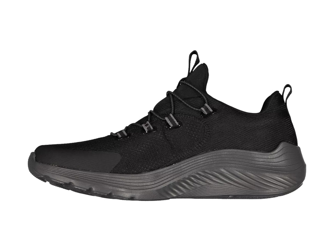 Tenis deportivo Skechers color negro con tejido transpirable y suela gruesa.