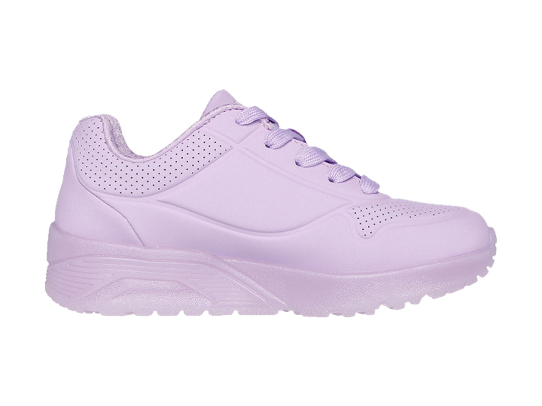 Tenis deportivos Skechers color lavanda para Niño o Niña con suela gruesa y detalles perforados.