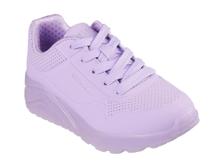 Tenis deportivos Skechers color lavanda para Niño o Niña con suela gruesa y detalles perforados.