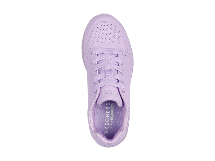 Tenis deportivos Skechers color lavanda para Niño o Niña con suela gruesa y detalles perforados.