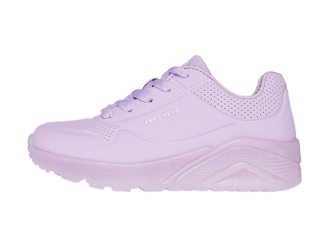 Tenis deportivos Skechers color lavanda para Niño o Niña con suela gruesa y detalles perforados.