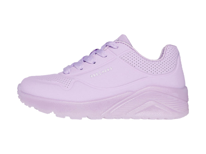 Tenis deportivos Skechers color lavanda para Niño o Niña con suela gruesa y detalles perforados.