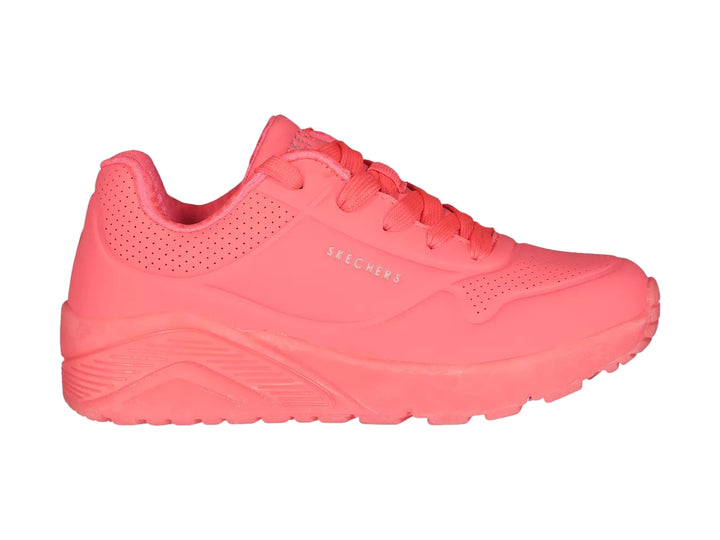 Tenis deportivos Skechers color coral para niño o niña con detalles perforados y suela texturizada.