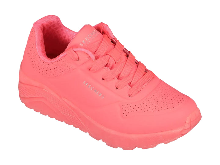 Tenis deportivos Skechers color coral para niño o niña con detalles perforados y suela texturizada.