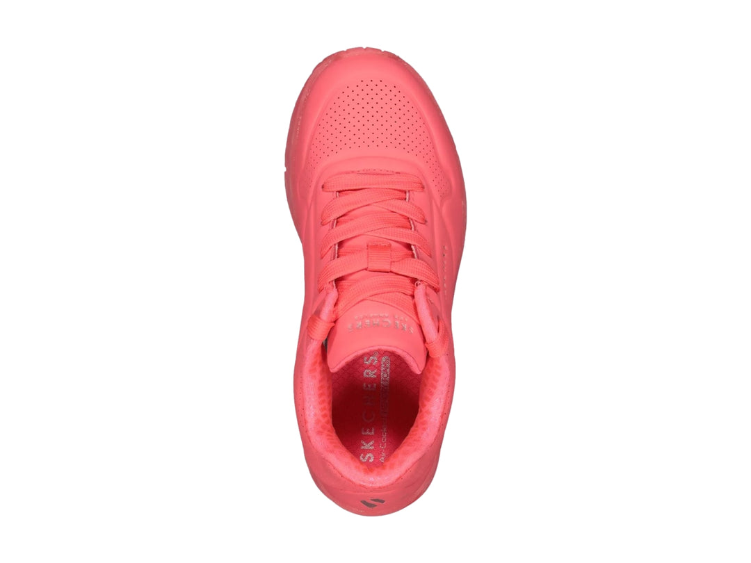 Tenis deportivos Skechers color coral para niño o niña con detalles perforados y suela texturizada.