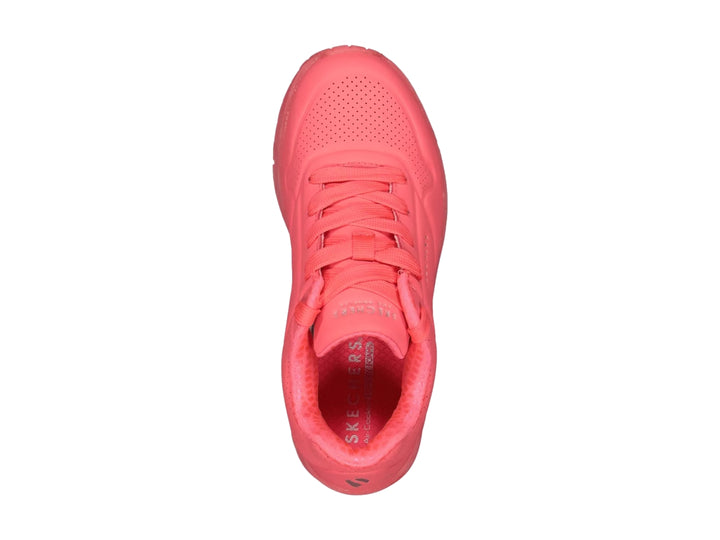 Tenis deportivos Skechers color coral para niño o niña con detalles perforados y suela texturizada.